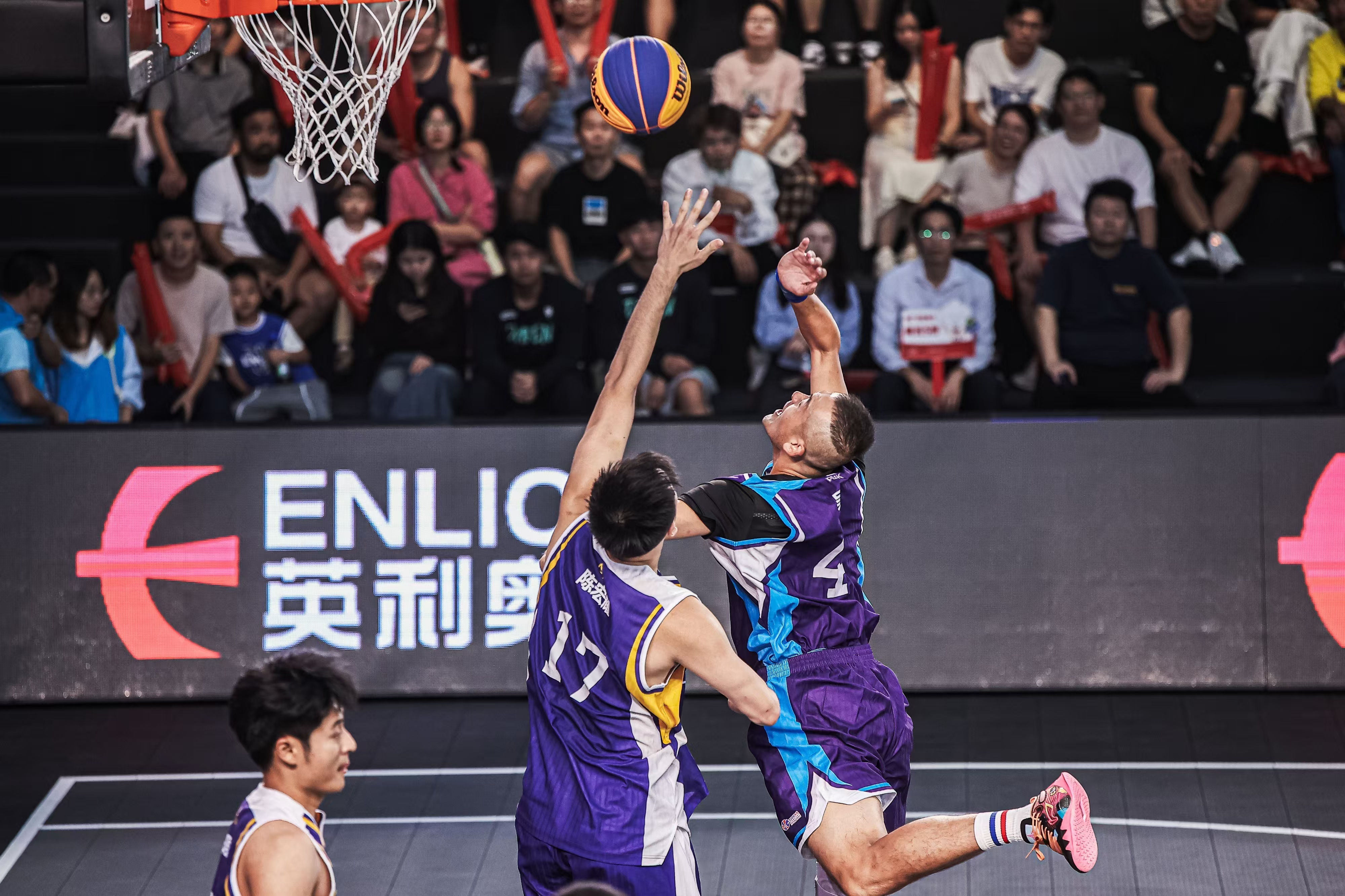 全球球员在世界篮球联赛上演精彩对决 全球球员在世界篮球联赛上演精彩对决