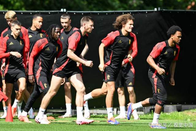 关于精彩足球比赛场面震撼人心,球迷欢呼不止的信息 关于精彩足球比赛场面震撼人心,球迷欢呼不止的信息