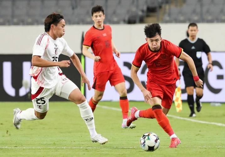 足球大赛中的一番搏杀，中国队问鼎冠军