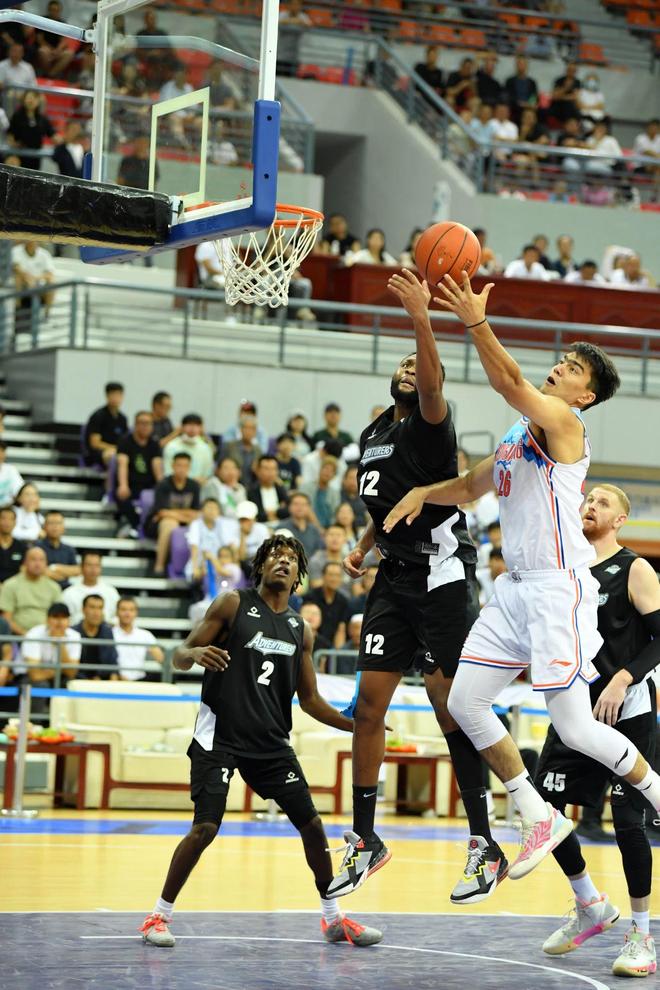 篮球赛场上的精彩瞬间令人难忘，引发球迷追捧