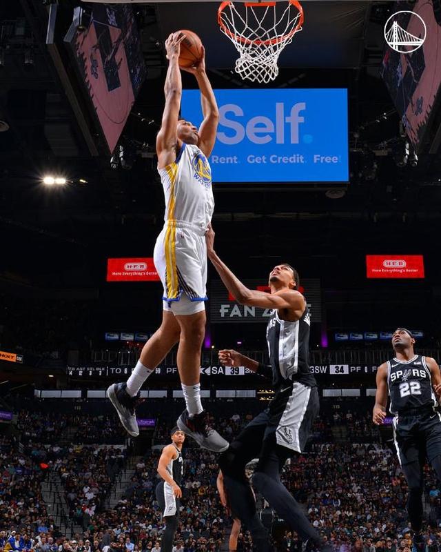 篮球赛场上的精彩瞬间令人难忘，引发球迷追捧