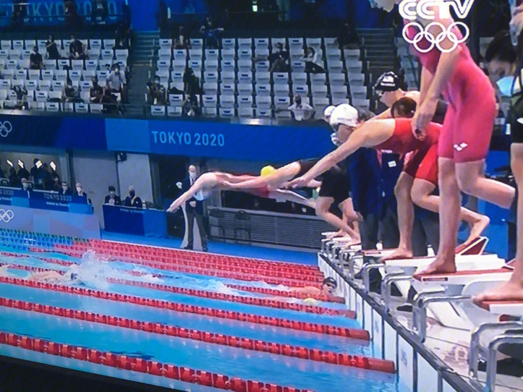 荷兰游泳选手夺得女子组冠军，成绩优异