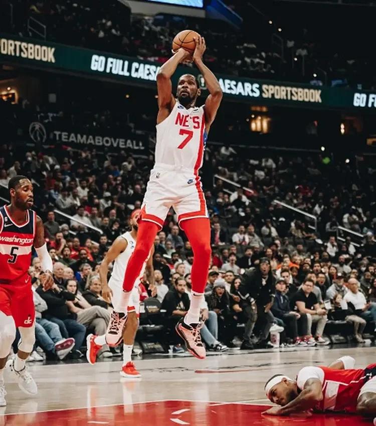 篮网主场大胜猛龙，杜兰特状态回暖